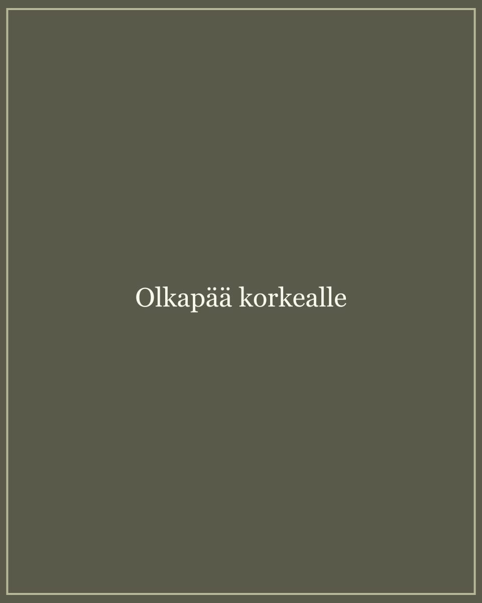 Hahmo olkapää korkealle.