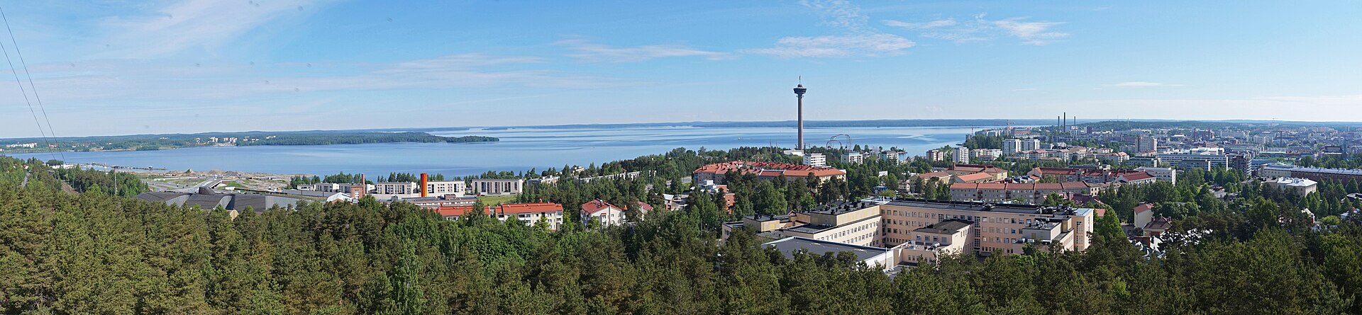 Tampereen panoraama veden ja rakennusten kanssa