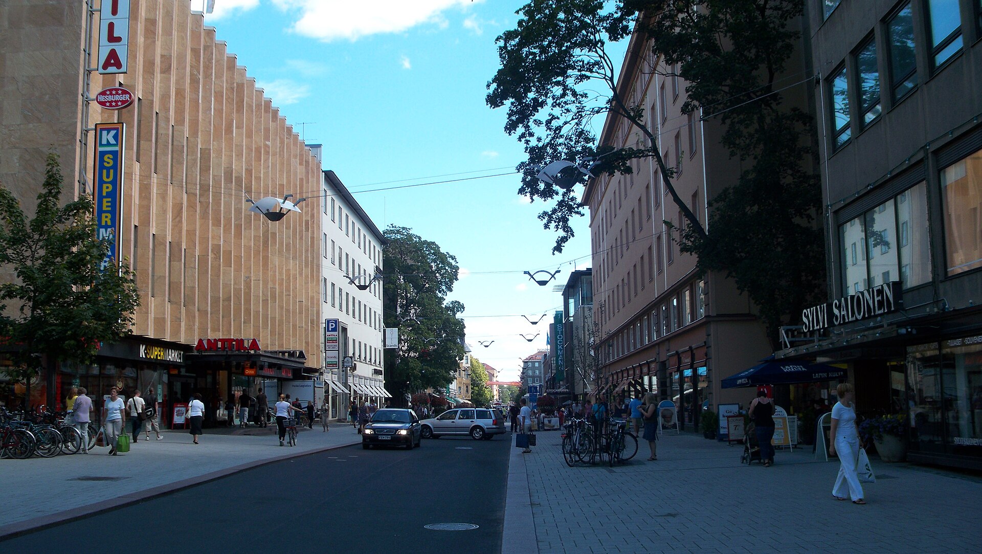 Turun kävelykatu rakennuksineen ja kaupunkielämää