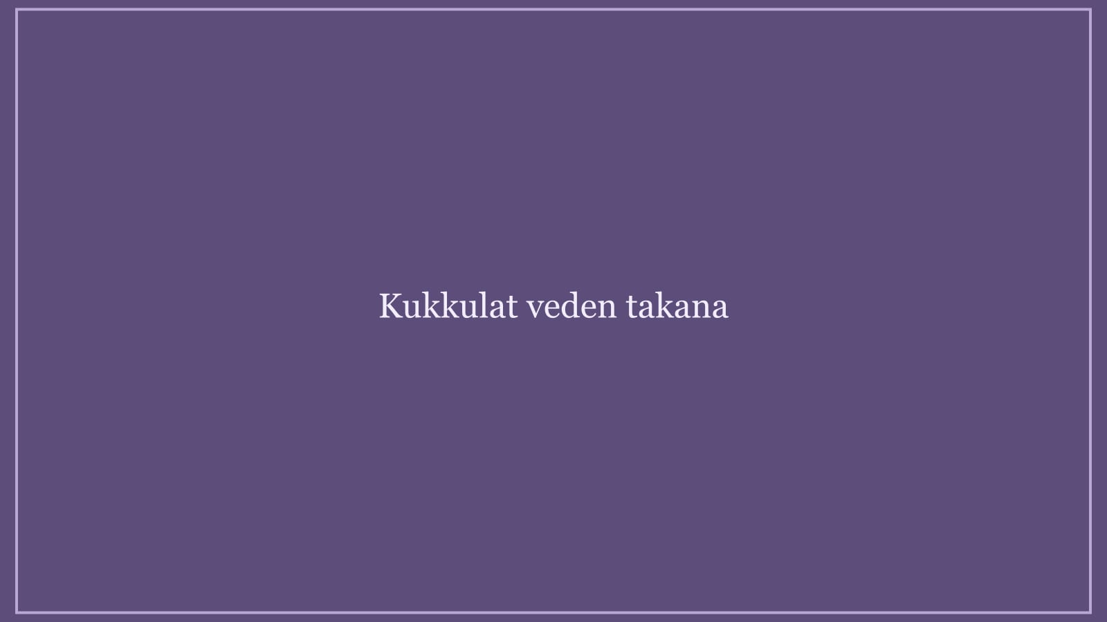 Järvimaisema mäntyjen ja kukkuloiden välissä.