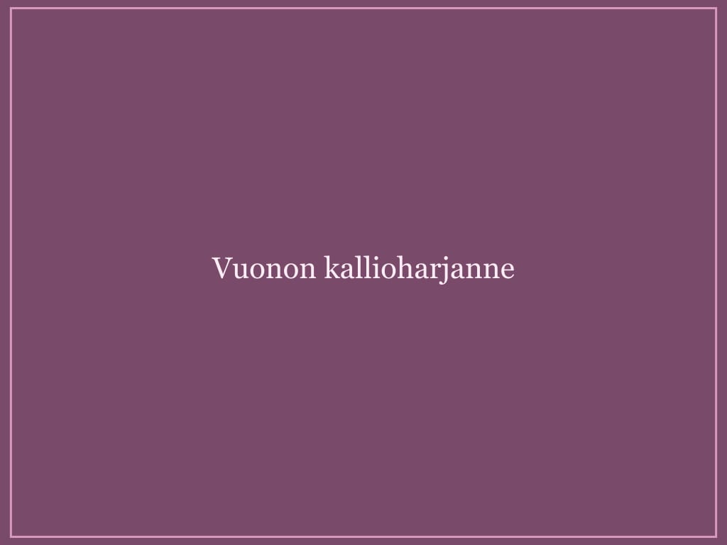 Vuoristolaakso ja kallioita taustalla.